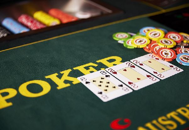 Quy tắc xếp hạng và so điểm khi chơi Poker tại casino mu88